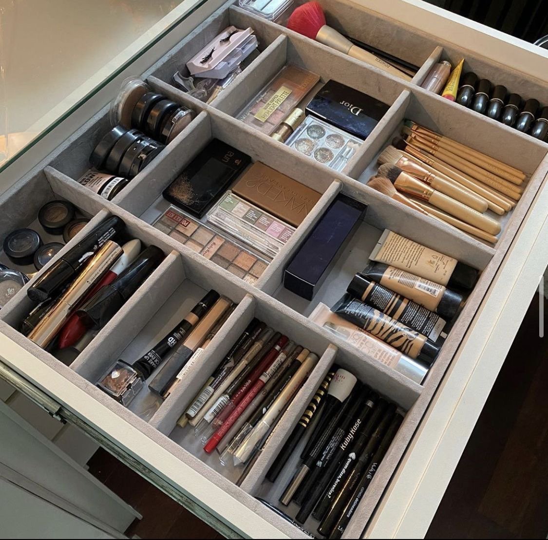 Organised drawer with accessories